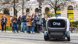 Envíos rápidos, eficientes y sin emisiones, los robots revolucionan la mensajería urbana