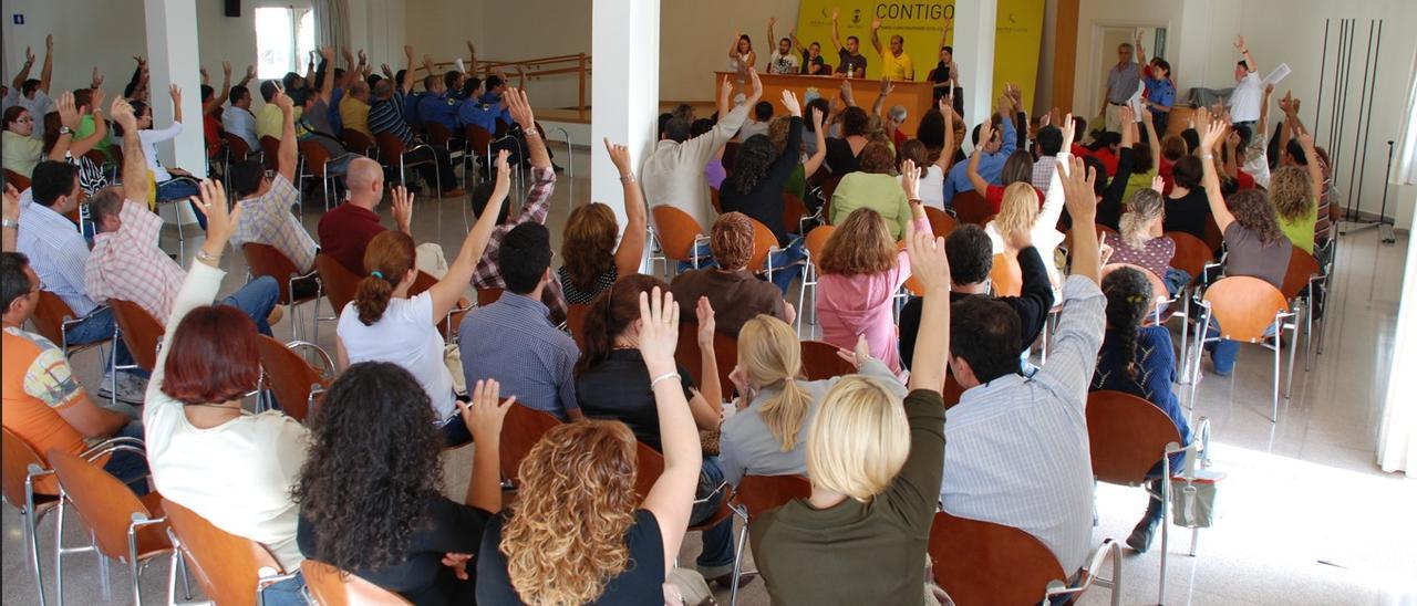 Imagen de archivo de una asamblea de funcionarios de Santa Lucía.