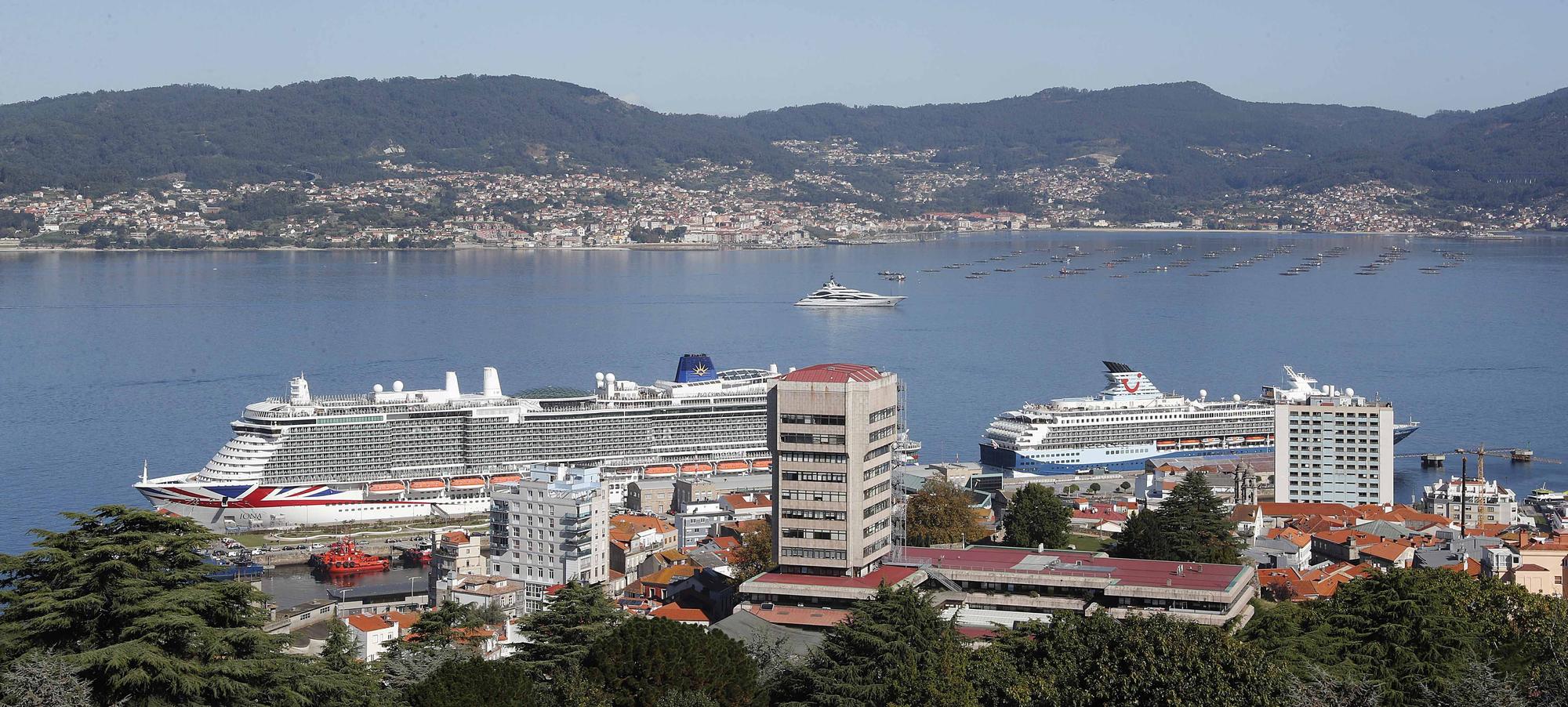 Miles de cruceristas desembarcan en Vigo