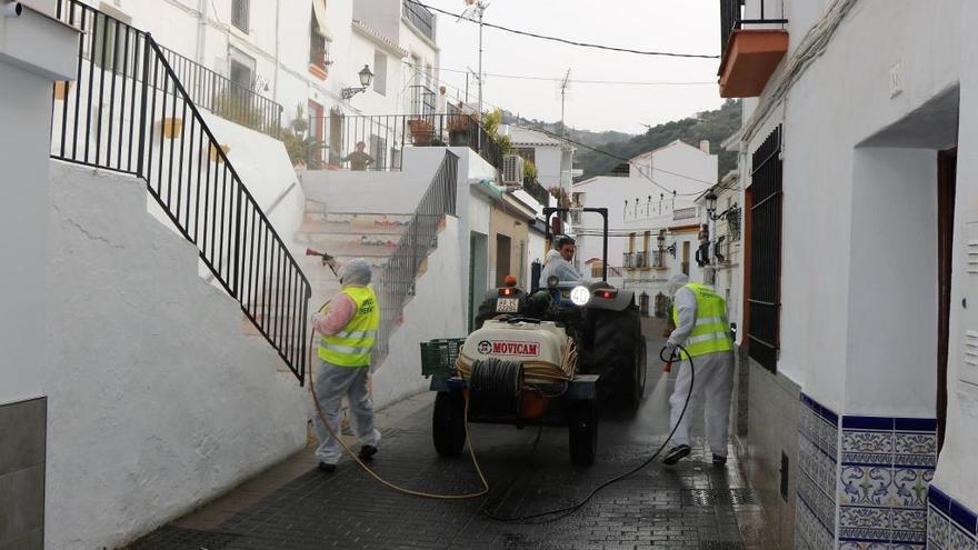 Los agricultores de Torrox se ofrecen para desinfectar a fondo el municipio.