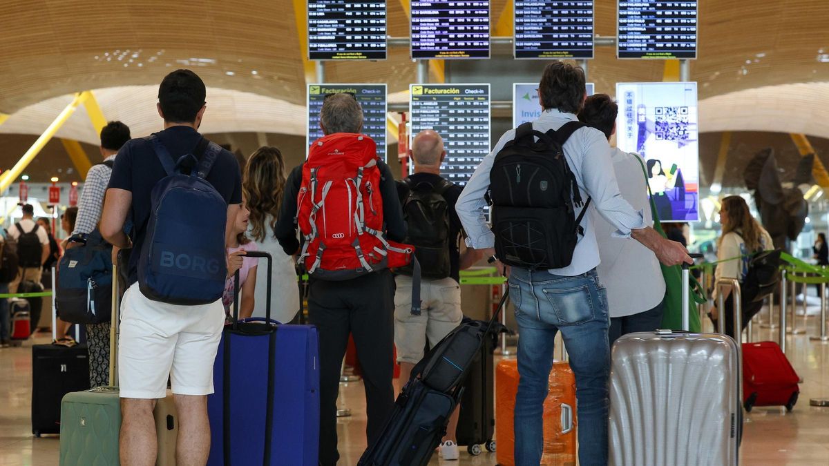 Varias personas en el Aeropuerto Adolfo Suárez Madrid-Barajas este mes de agosto.