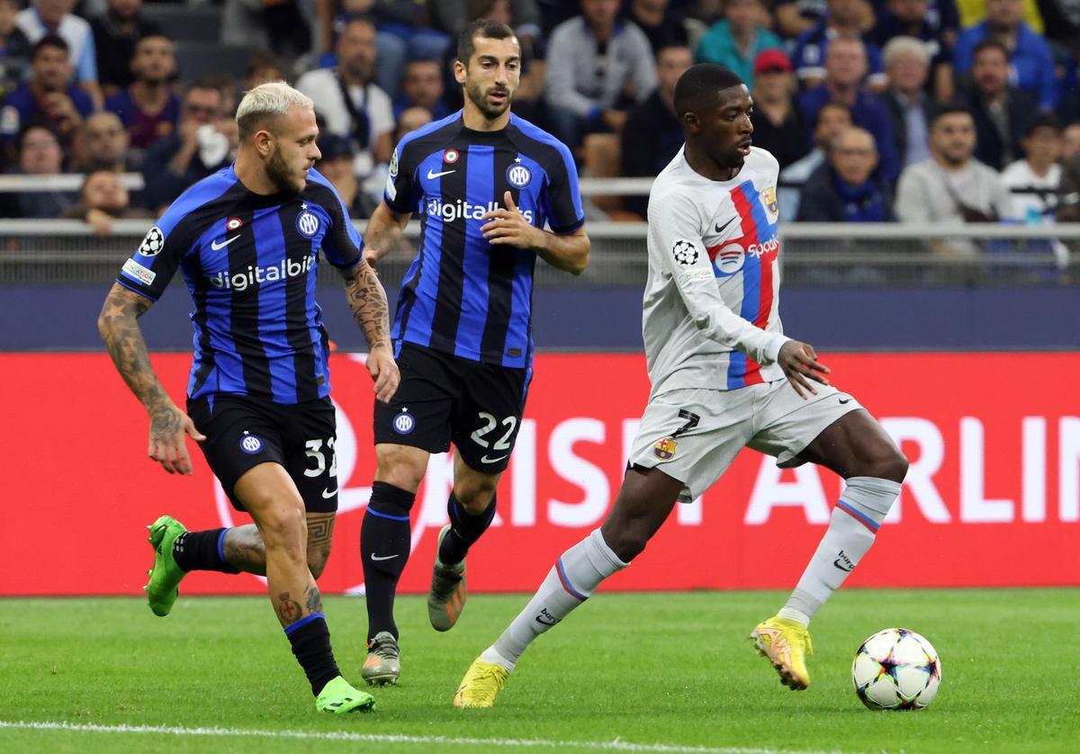 Milan (Italy), 04/10/2022.- Barcelona’s Ousmane Dembele (R) challenges for the ball with Inter Milan’Äôs Federico Dimarco (L) and his teammate Henrih Mkhitaryan during the UEFA Champions League Group C match between FC Inter and FC Barcelona at Giuseppe Meazza stadium in Milan, Italy, 04 October 2022. (Liga de Campeones, Italia) EFE/EPA/MATTEO BAZZI