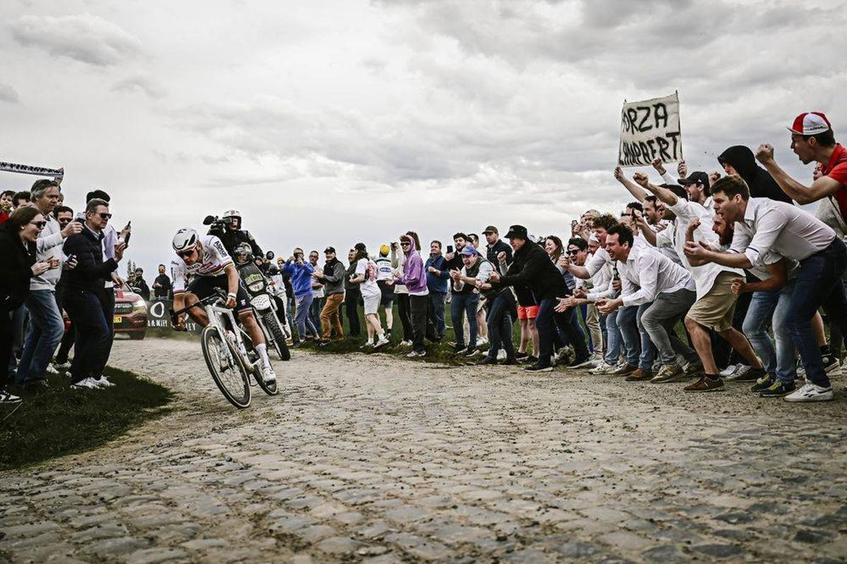 Mathieu van der Poel rueda hacia la victoria en la París-Roubaix del año pasado
