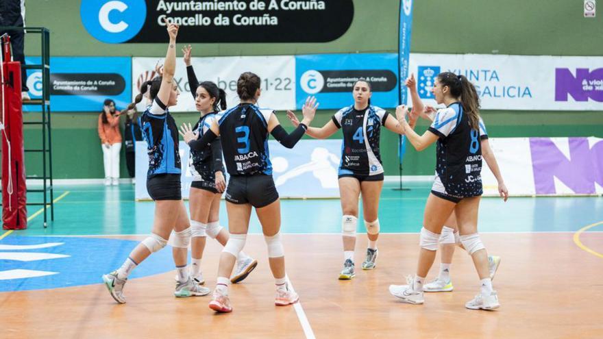 Las jugadoras del Zalaeta celebran un punto. |  // ÍÑIGO ROLÁN/ROLLER AGENCIA