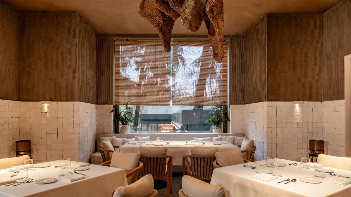 El nuevo restaurante El Campero Madrid ocupa un palacete rehabilitado del siglo XIX en la calle Lagasca, donde reproduce la experiencia gastronómica del mítico establecimiento de Barbate dedicada al atún rojo de almadraba. El nuevo restaurante El Campero Madrid ocupa un palacete rehabilitado del siglo XIX en la calle Lagasca, donde reproduce la experiencia gastronómica del mítico establecimiento de Barbate dedicada al atún rojo de almadraba.