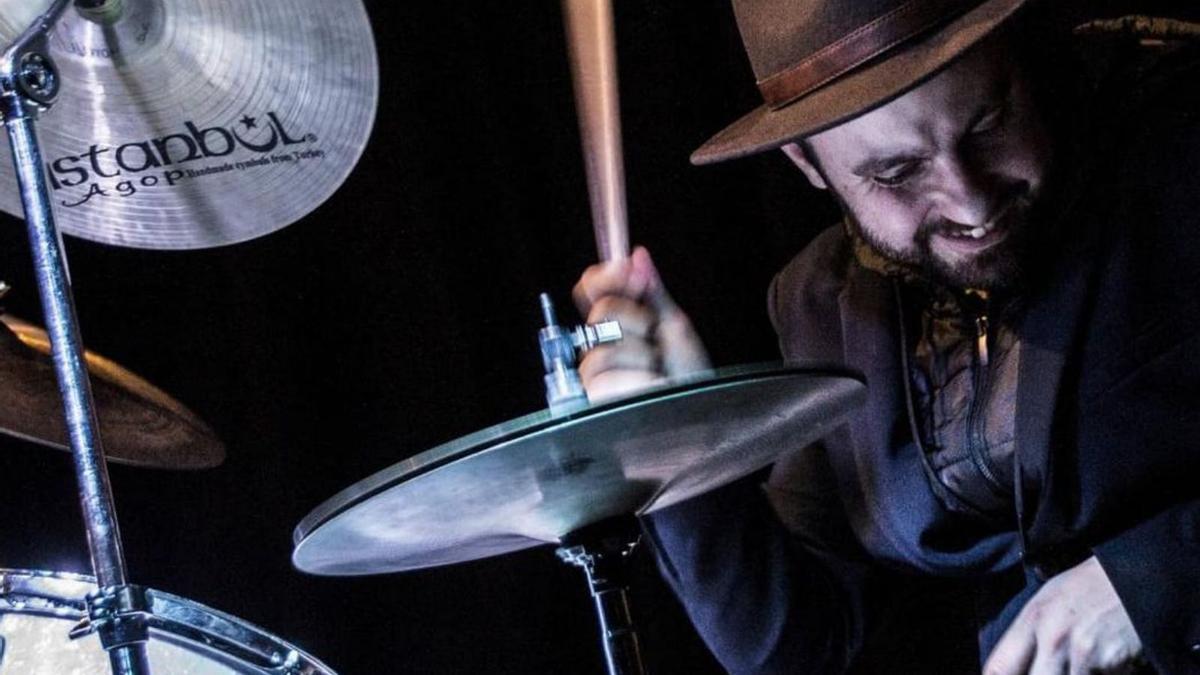 Chus Pazos, tocando la batería.