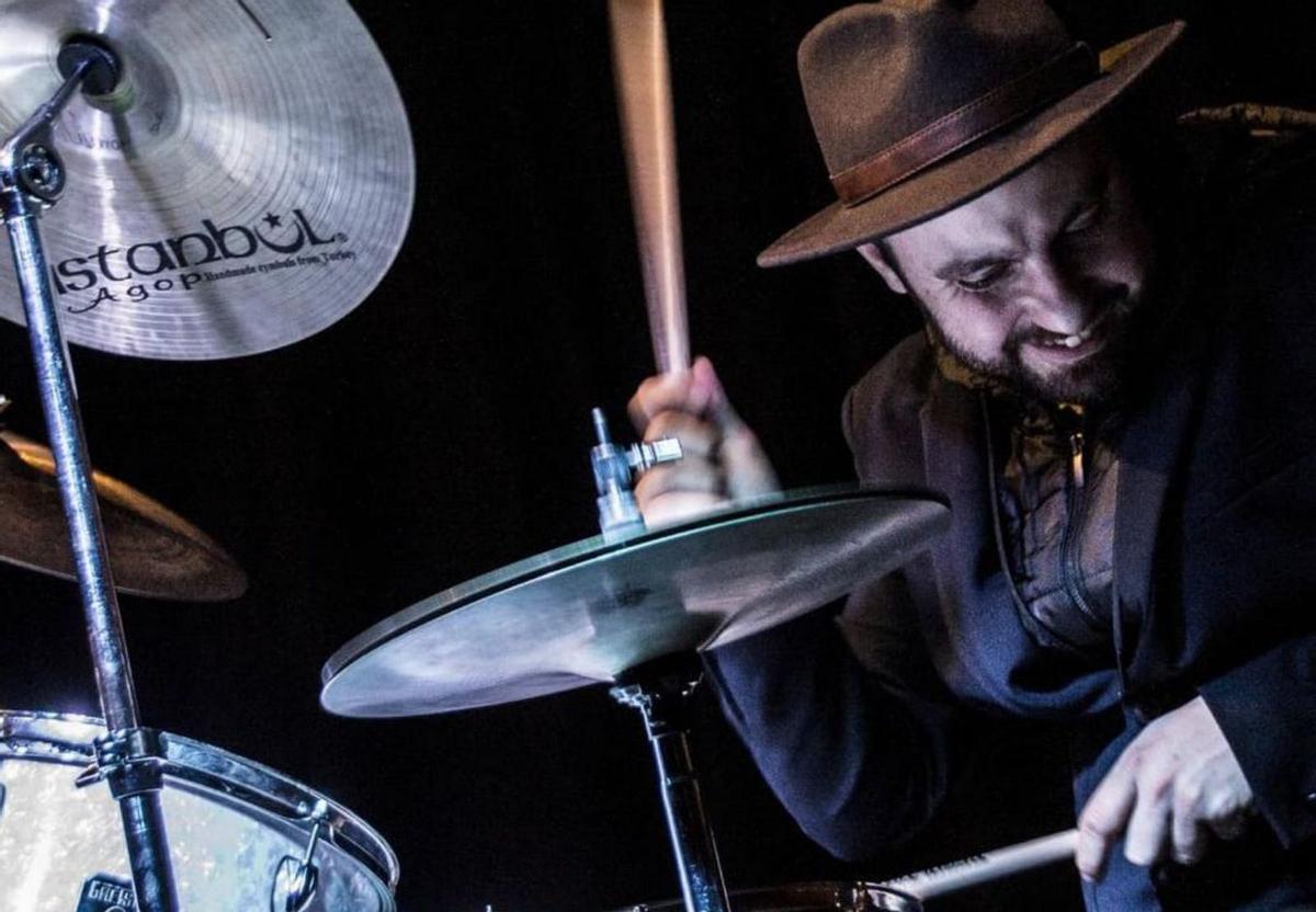 Chus Pazos, tocando la batería.