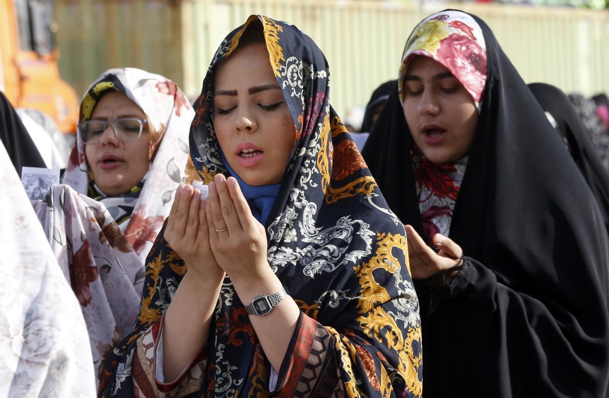 Los musulmanes celebran el fin del Ramadán. Fiesta del Eid al-Fitr en el santuario de Abdol-Azim, en Teherán (Irán).