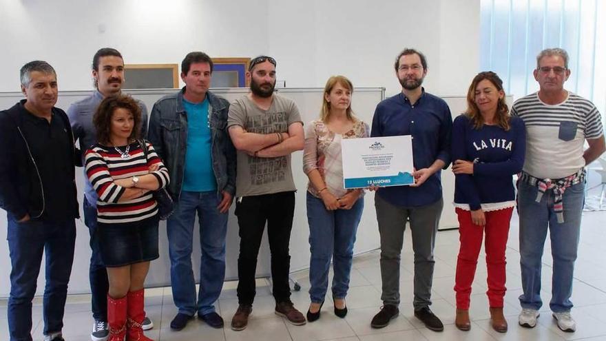 Los afectados por la intoxicación de mercurio, con Emilio León (tercero por la derecha) y diputados y concejales afines a Podemos.