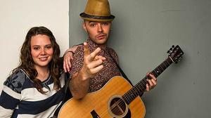 Jesse & Joy interpreten en acústic el tema ’Me quiero enamorar’.
