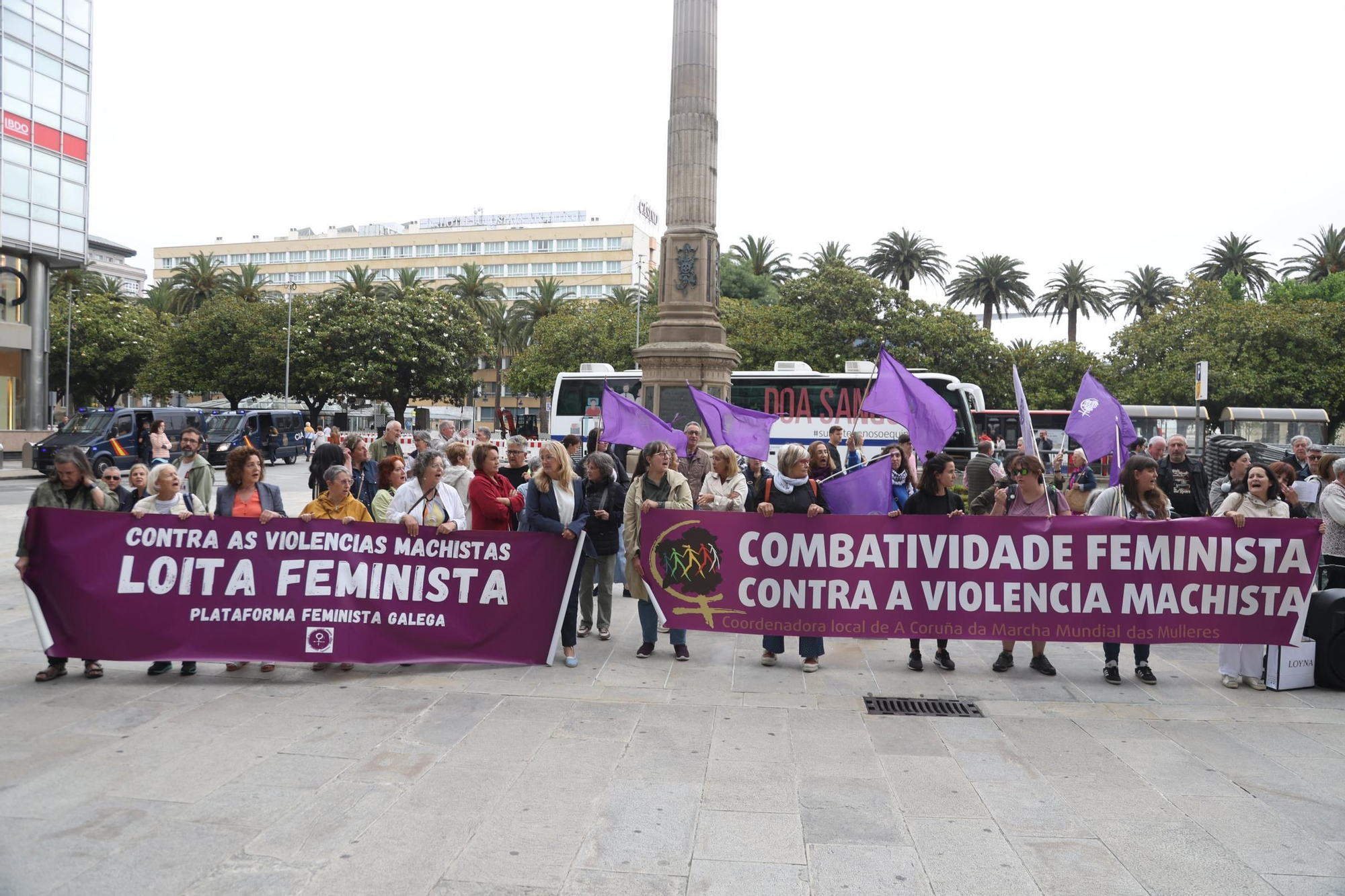 Protesta de SOS Sanidade Pública contra las esperas del Sergas en A Coruña: "¡Que metan a Rueda en la lista!"