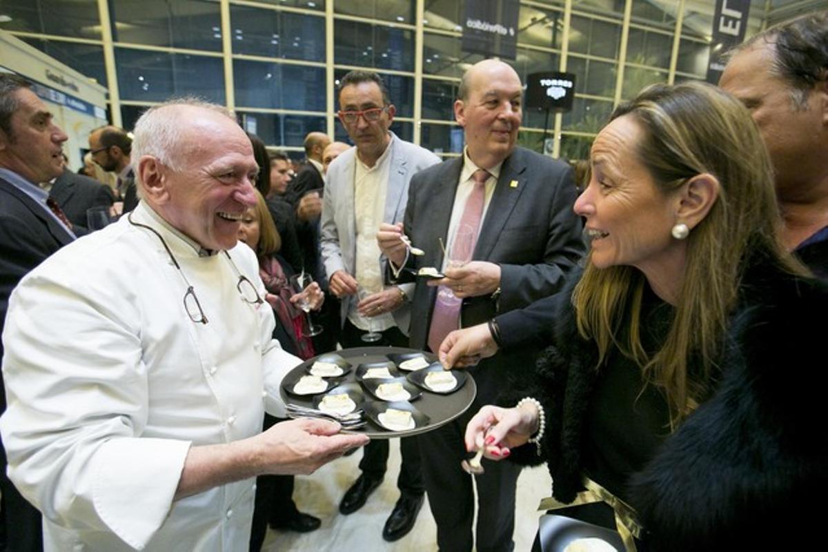 El cocinero Carles Gaig, con Pere Alavedra (centro), rector de la Universitat Internacional de Catalunya.