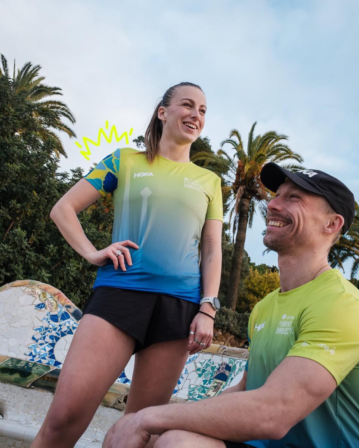 La camiseta oficial de la Marató de Barcelona 2026, diseñada por HOKA
