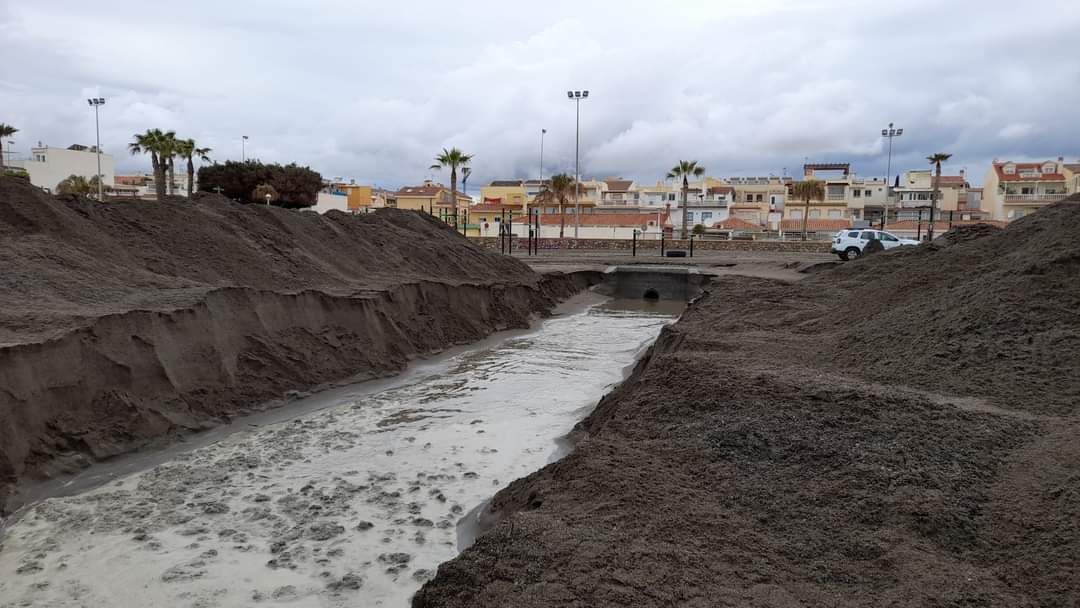 Reparación de las playas en Torre del Mar.