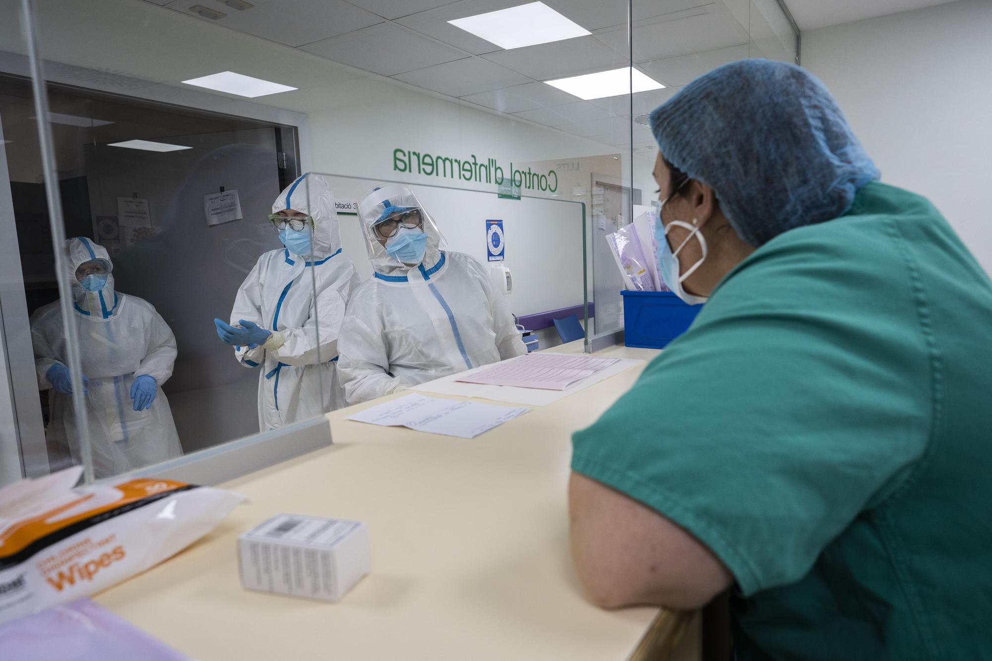 Levante-EMV entra en la sala covid del Hospital General de València: la lucha frente al coronavirus de cerca