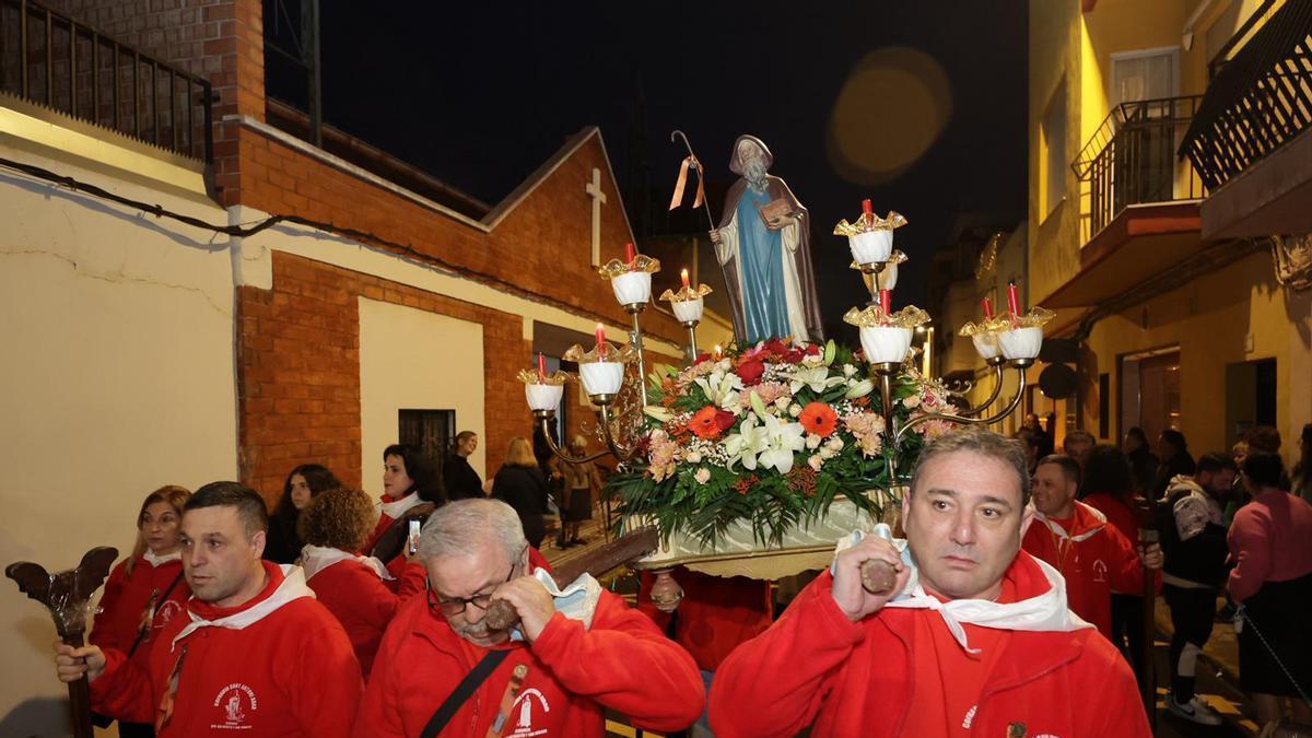 El grupo San Agustín y San Marcos de Castelló festeja a Sant Antoni con una misa, música, procesión y 'correfocs'