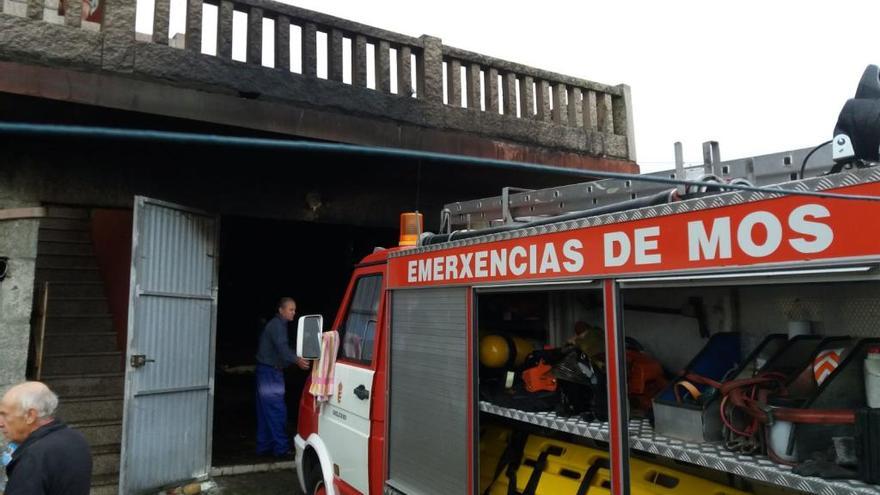 Vehículo de emergencias junto a la propiedad afectada.