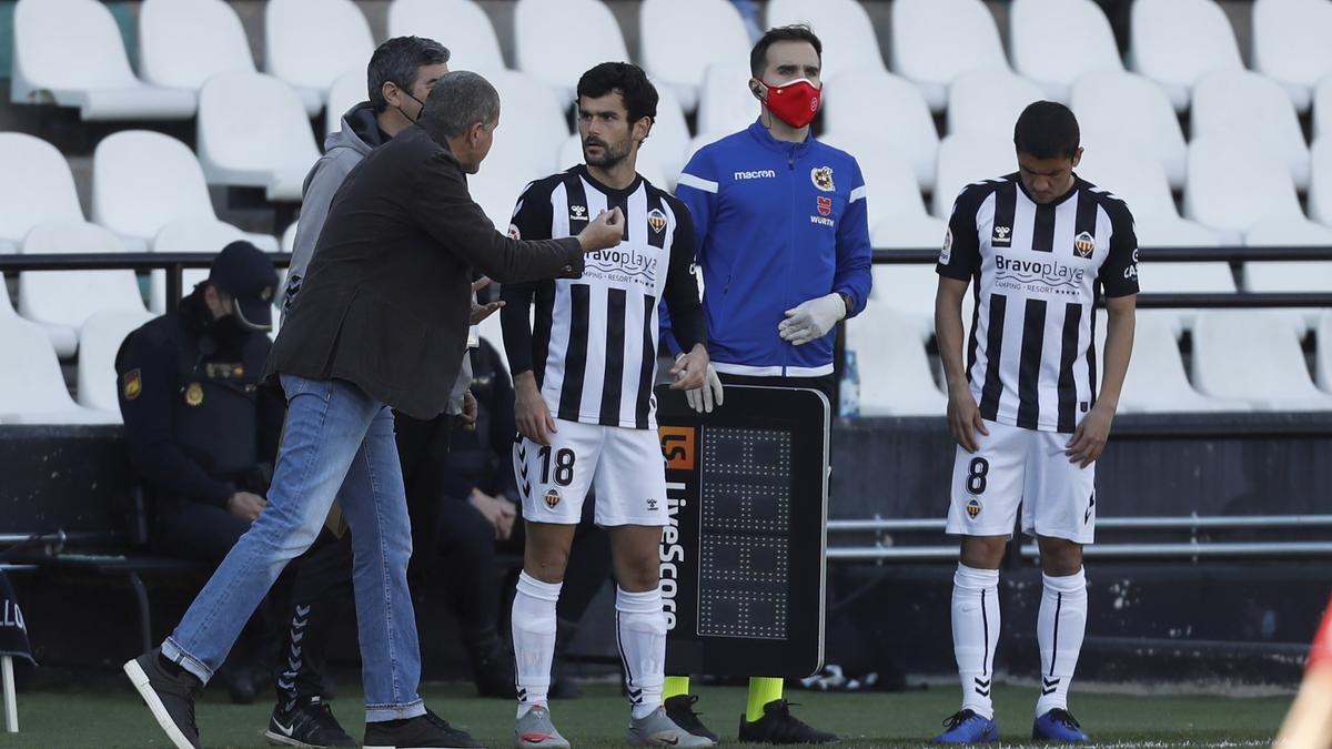 Juan Carlos Garrido da instrucciones a Iago Indias antes de saltar al césped de Castalia ante el Mallorca.