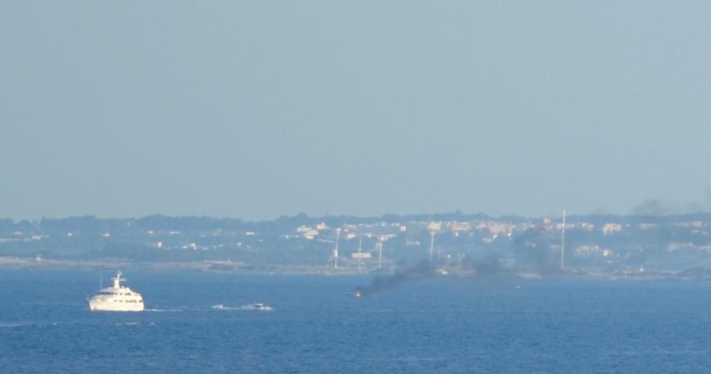 Incendio de una lancha en es Freus