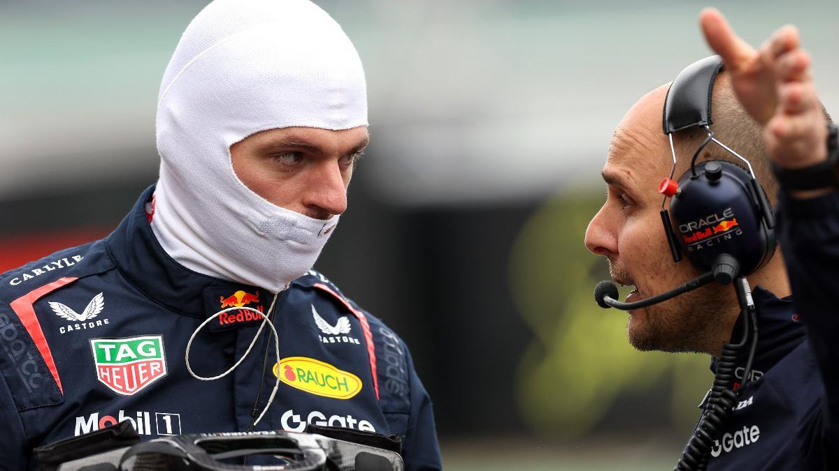 Verstappen habla con su ingeniero de carrera, Gianpiero Lambiase