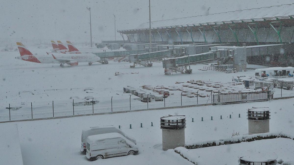 El  hielo y la nieve cierran Barajas y dejan a miles de canarios en tierra