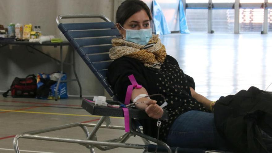 Una noia donant sang aquest dissabte a La Bisbal