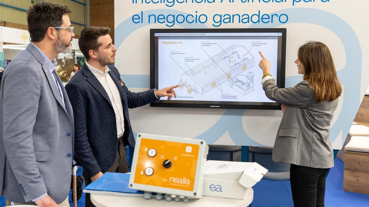 Lluis Castarlenas, responsable de Nealia, Eduardo Alegre y Laura Serra, en el expositor de la empresa en Figan 2025.