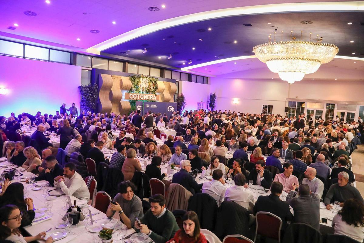 Asistentes a la cena del viernes en Alzira.