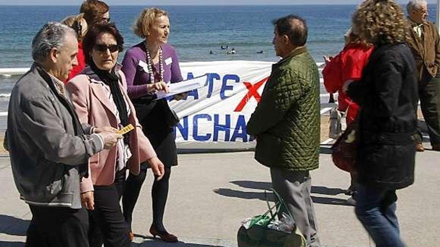 Miembros de la plataforma, recogiendo firmas en 2009 en el Muro.