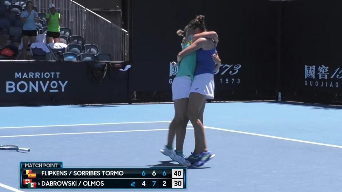 Kristen Flipkens se abraza a Sara Sorribes tras ganar el partido de tercera ronda contra Dabrowski y Olmos