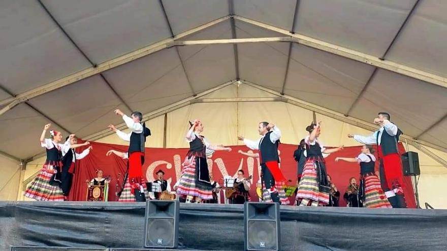 Agrupación Folklórica Virgen de Los Remedios, de Torrecillas de la Tiesa, en su actuación.