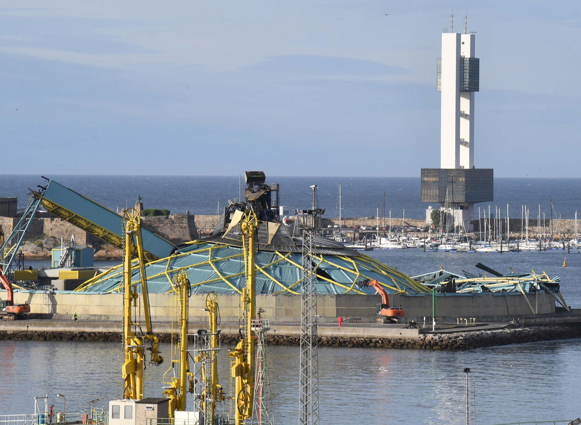 El desplome definitivo, y previsto, de la Medusa en el puerto de A Coruña