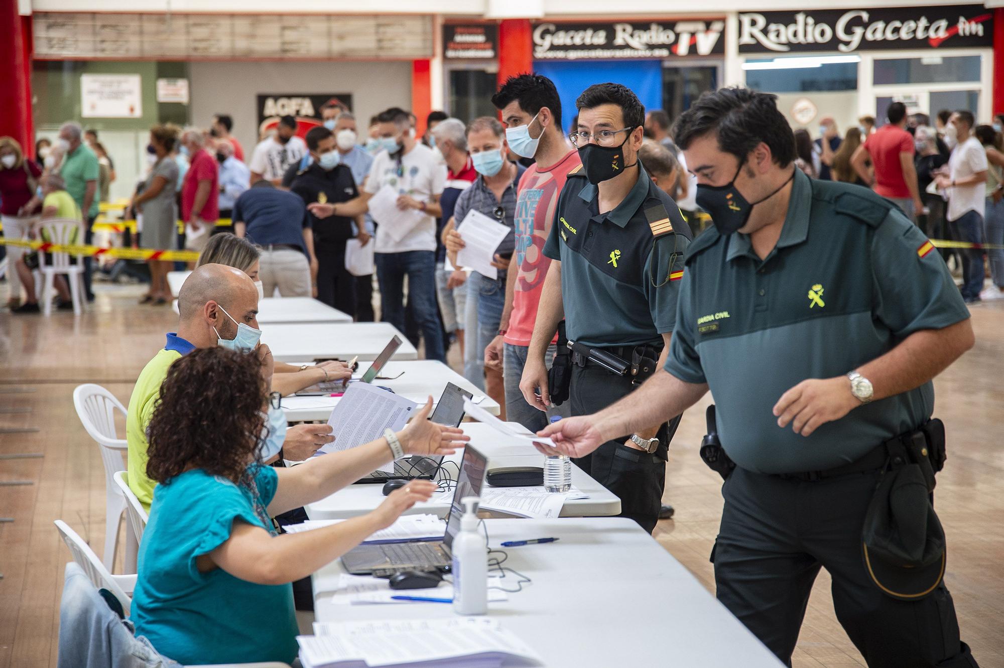 Segundo día de vacunaciones y retrasos en el Centro Comercial La Rambla