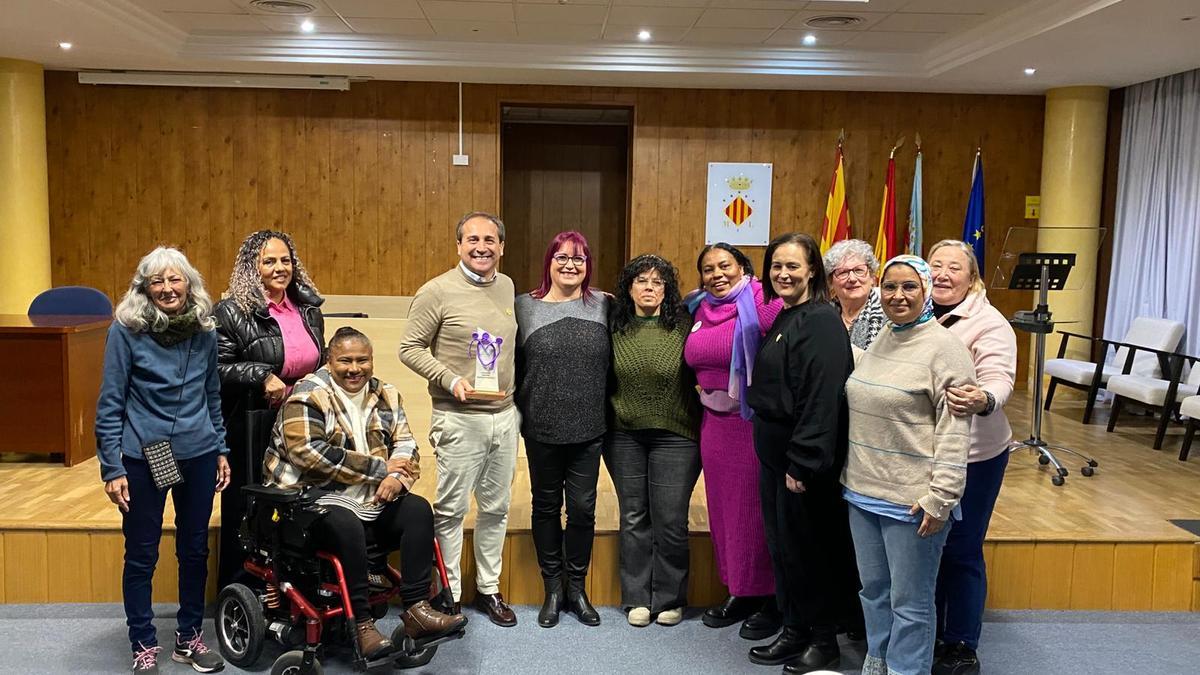 Amigas Supervivientes y el representante de Federación Junta Fallera de Sagunt.