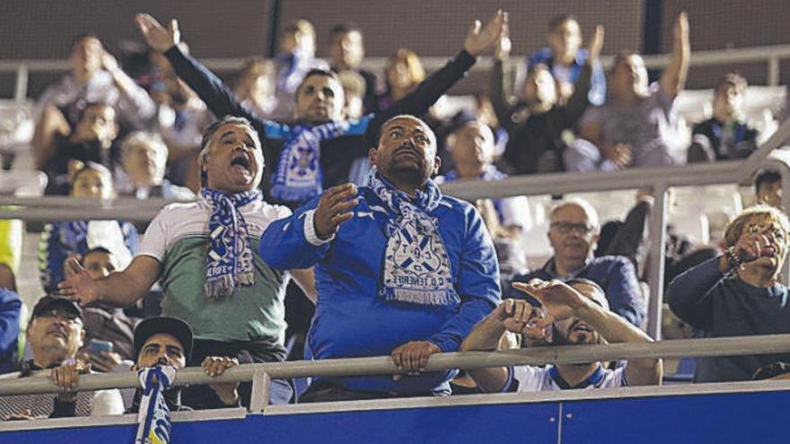 Varios aficionados protestan durante el Tenerife-Alcorcón.