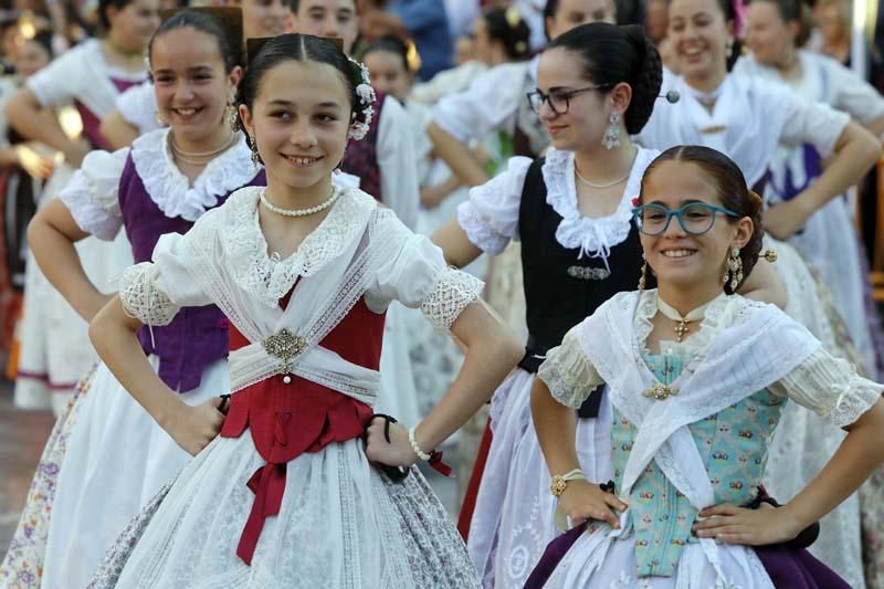 Dansà infantil en la plaza de la Virgen