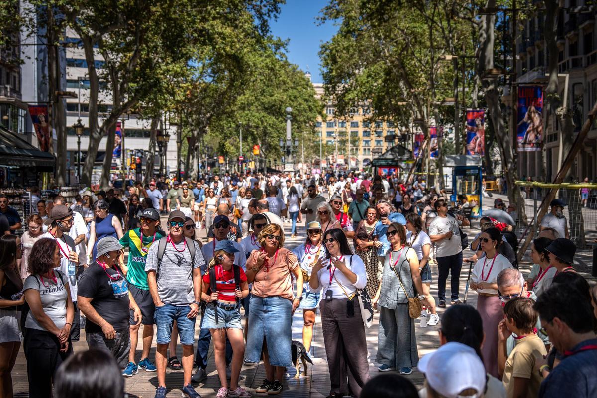 Barcelona 30/08/2025 EconomÃ­a. Fotos de turismo en Barcelona. Turistas en la Rambla. AUTOR: JORDI OTIX