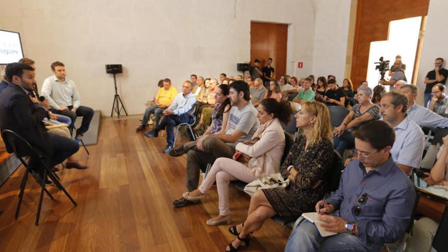 Marzà, Mata (PSPV), Ferri (Compromís) y César Jiménez, portavoz adjunto de Podemos, presentando la ley a la comunidad educativa.