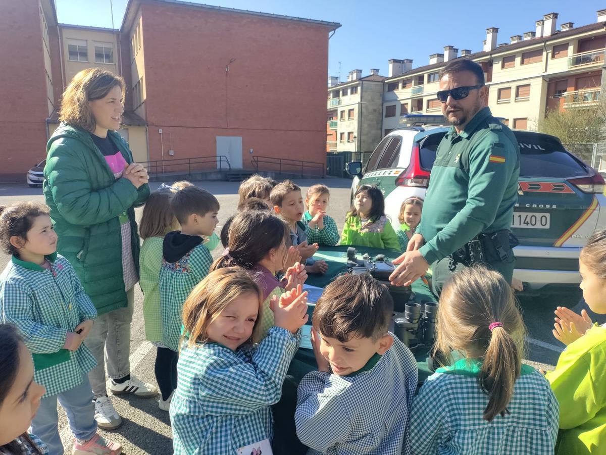 Las secciones de la Guardia Civil en el colegio Reconquista