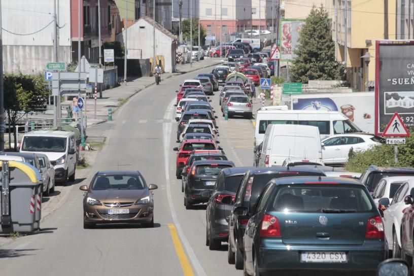 Retenciones en la entrada al casco urbano de Cangas. // SANTOS ÁLVAREZ 