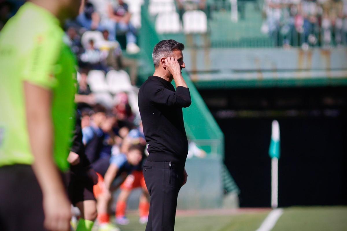 Iván Ania, durante un lance del encuentro entre el Córdoba CF y la Real Sociedad B.