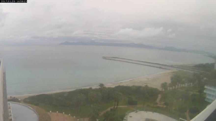 Bäh! Wolken und Regen am Mittwoch (29.11.) an der Playa de Muro.