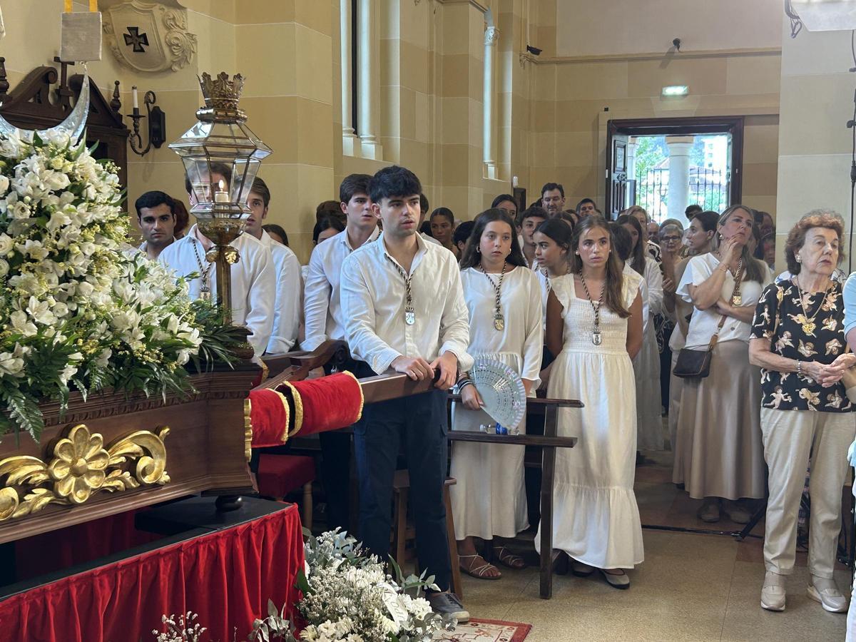 EN IMÁGENES: La Virgen del Carmen se sumergen en las aguas del Cantábrico en Salinas