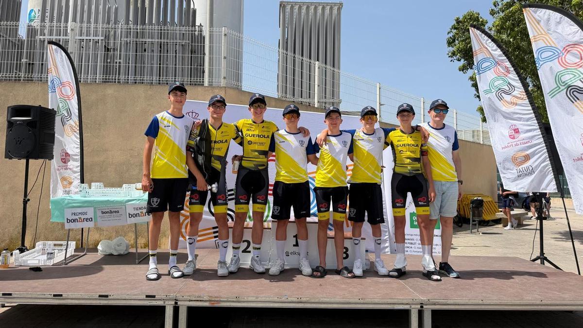 Corredores del equipo cadete del Club Ciclista Ontinyent en el podio del Trofeo de San Onofre.