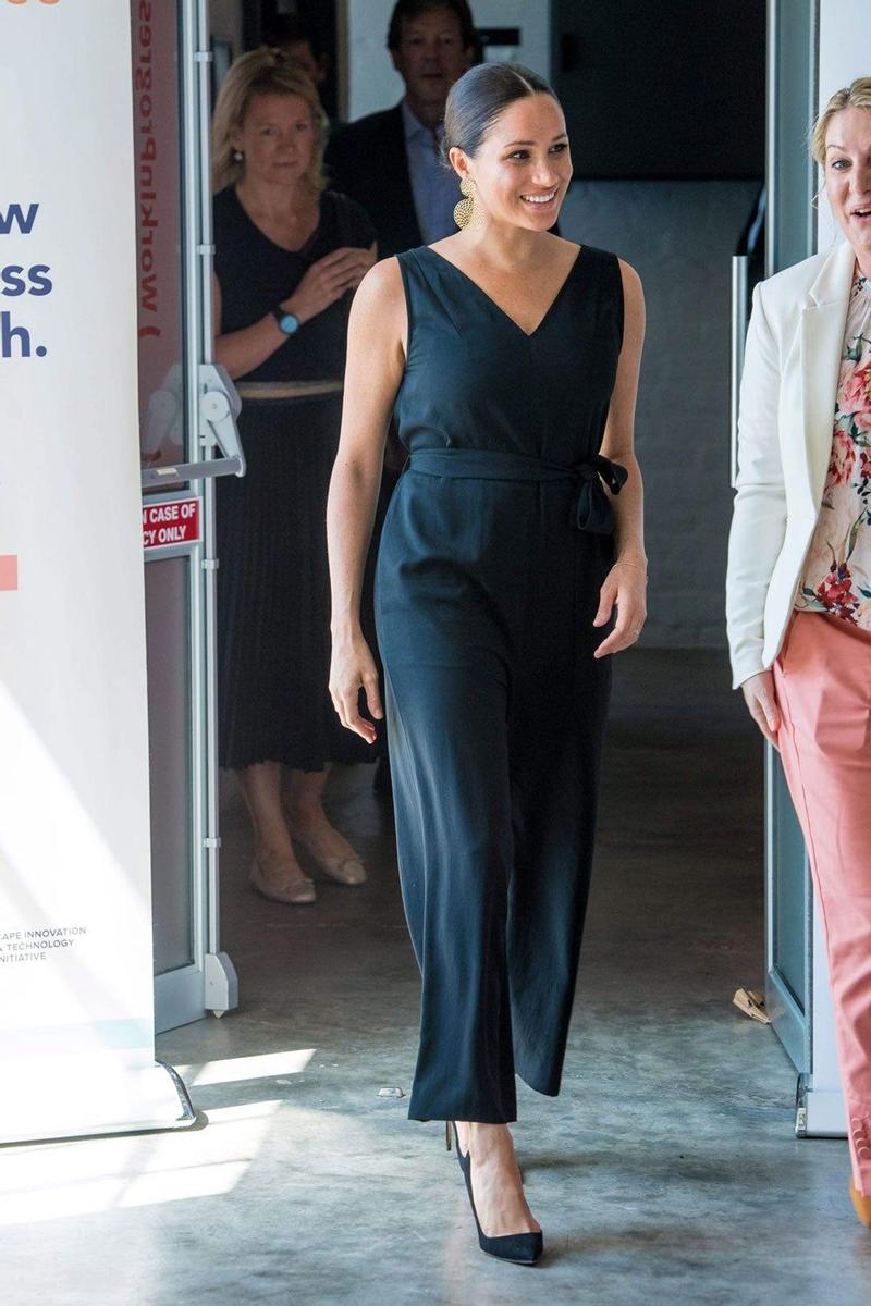 Meghan Markle asiste vestida de negro al encuentro 'Ladies who launch' en Ciudad El Cabo, Sudáfrica.