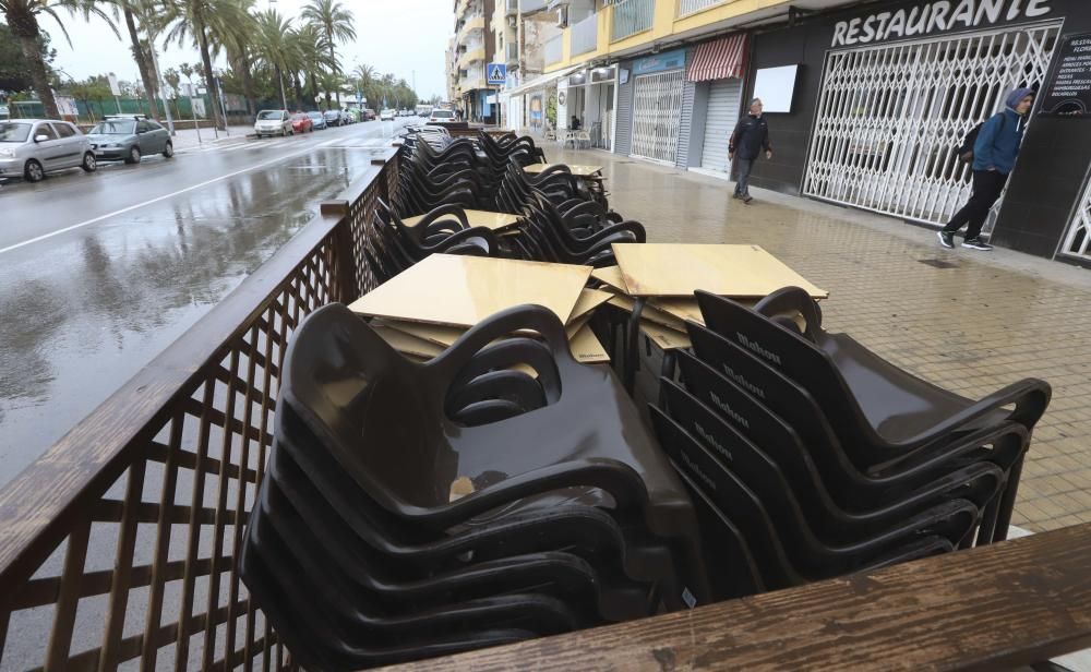 Estado del paseo marítimo del Port de Sagunt por el temporal