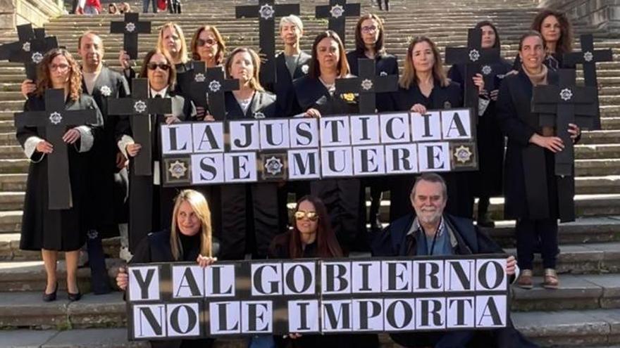 Creus negres a la Catedral de Girona per alertar de la &quot;mort de la justícia&quot;