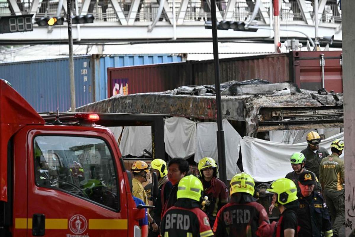 Imágenes del accidente entre un tren y un autobús en Bangkok, que ha dejado al menos ocho muertos y 25 heridos después de que el vehículo se incendiara tras el impacto.