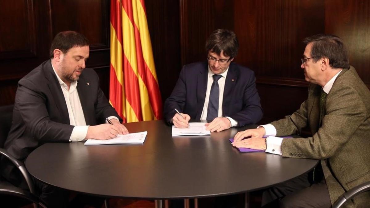 Carles Puigdemont y Oriol Junqueras firman la notificación del TC de suspensión de la hoja de ruta del referéndum, en el Parlament