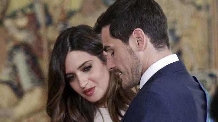 Casillas junto a su esposa Sara Carbonero.